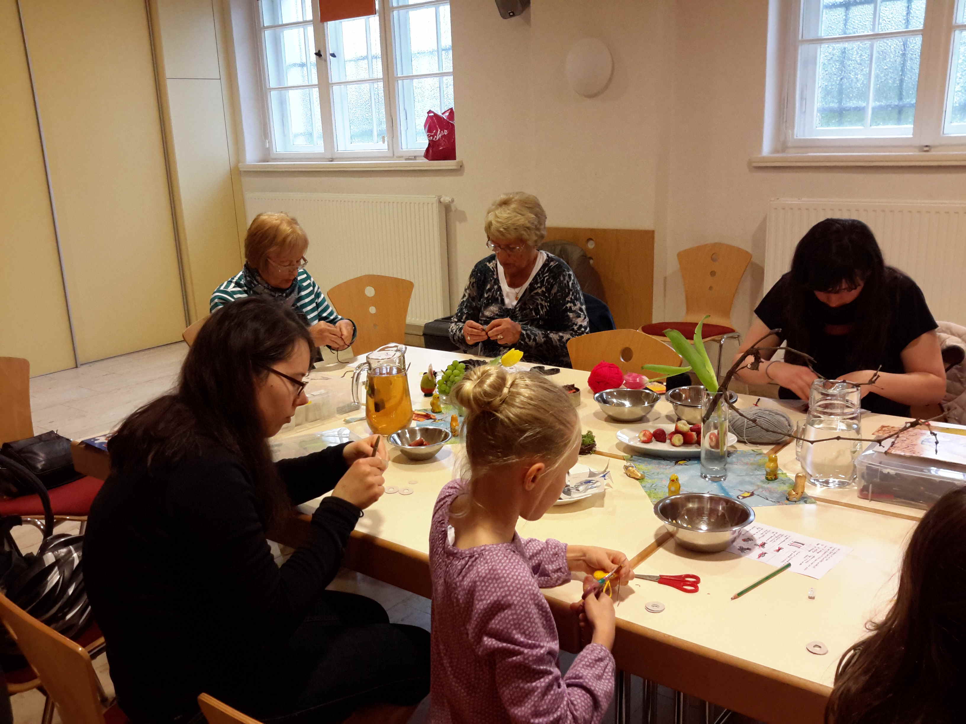 Workshopteilnehmer sitzen am Tisch