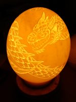 Straußenei-Lampe mit rundum Drachenmotiv